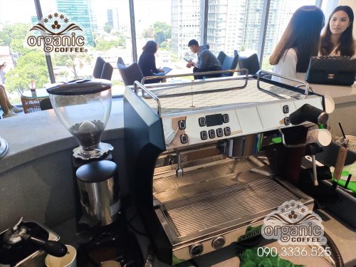 Máy pha cà phê chuyên nghiệp CRM3100E tại Café Studio Toà Nhà Vincom Đồng Khởi